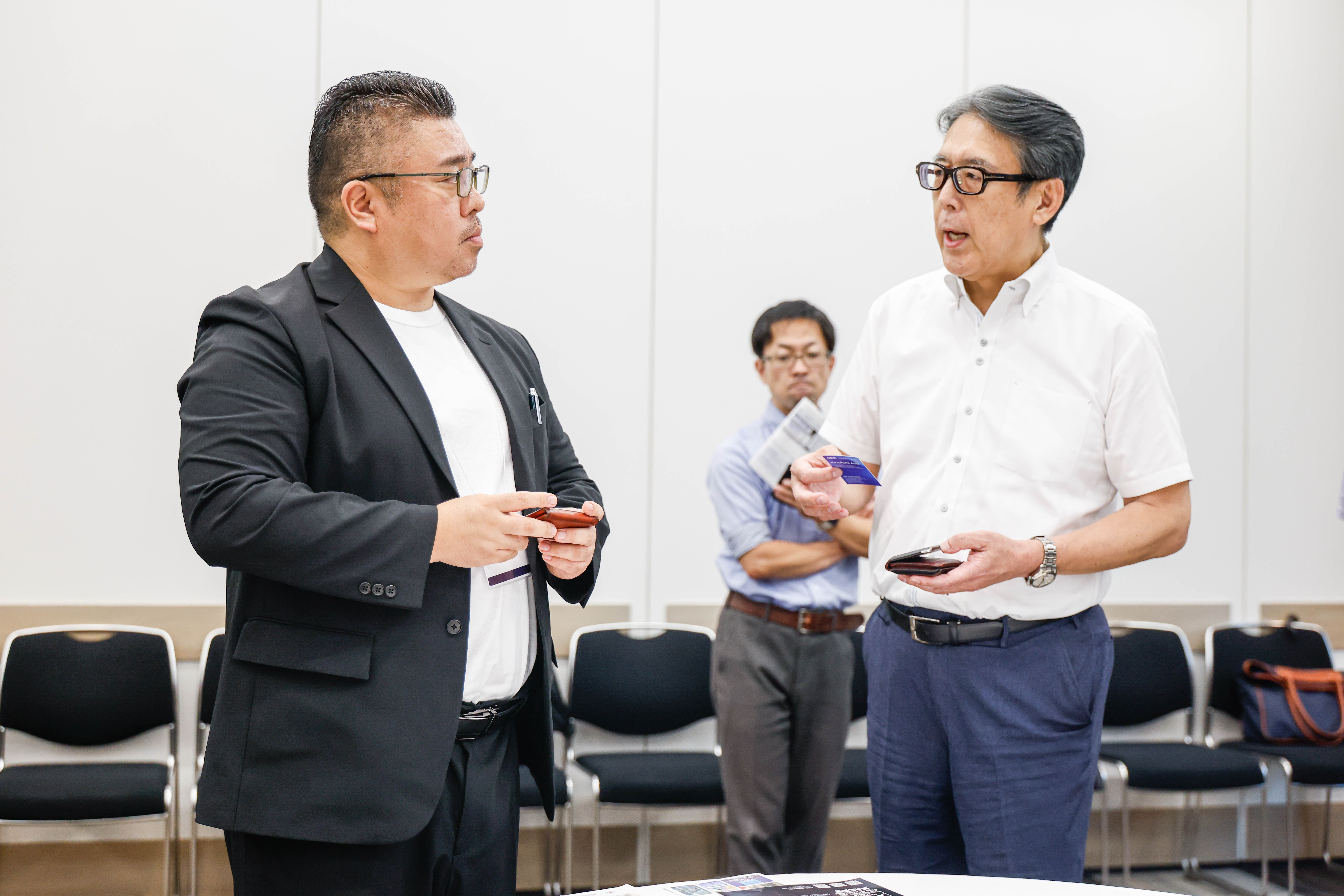 交流会で意見交換する参加者