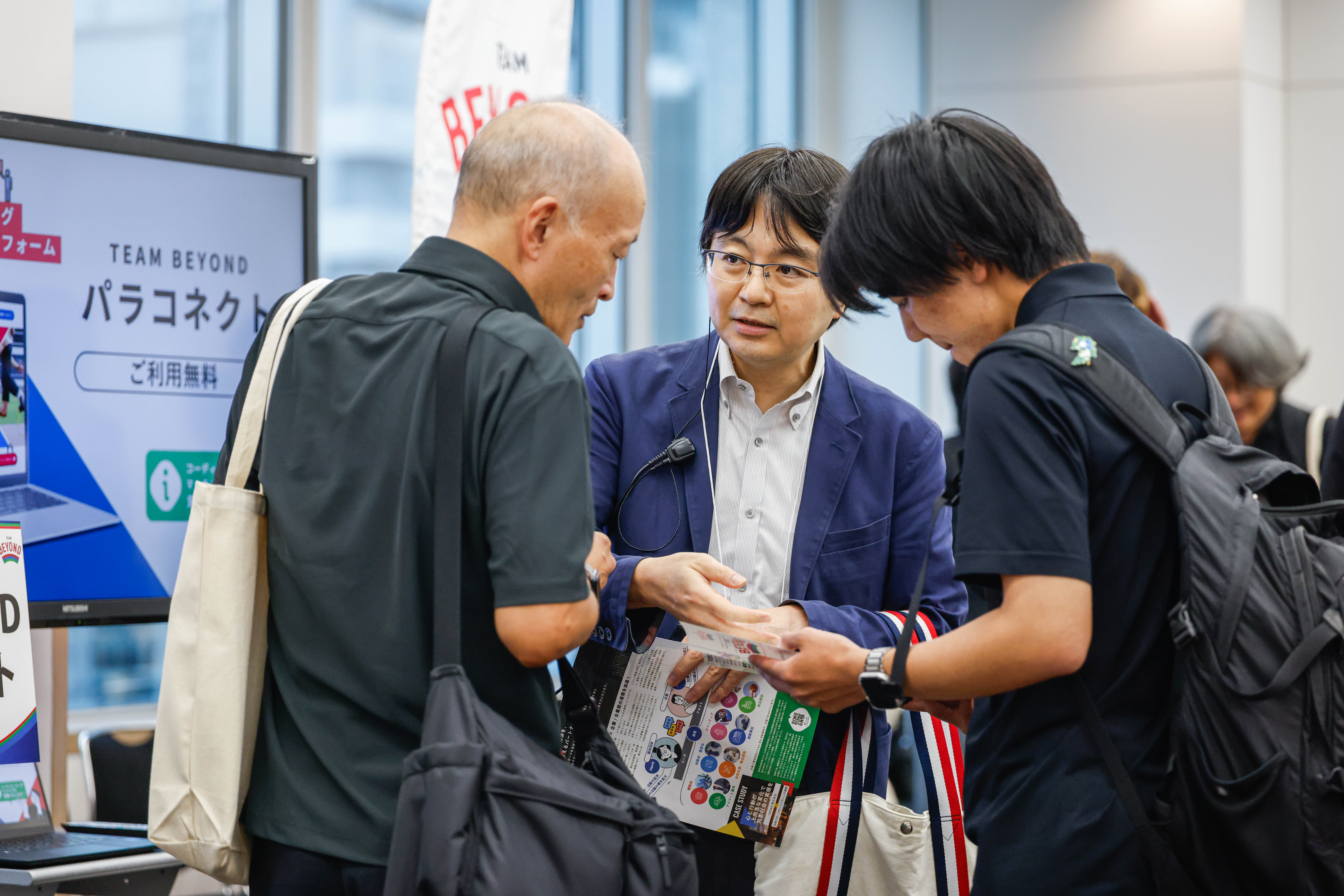 交流会で資料を見る参加者