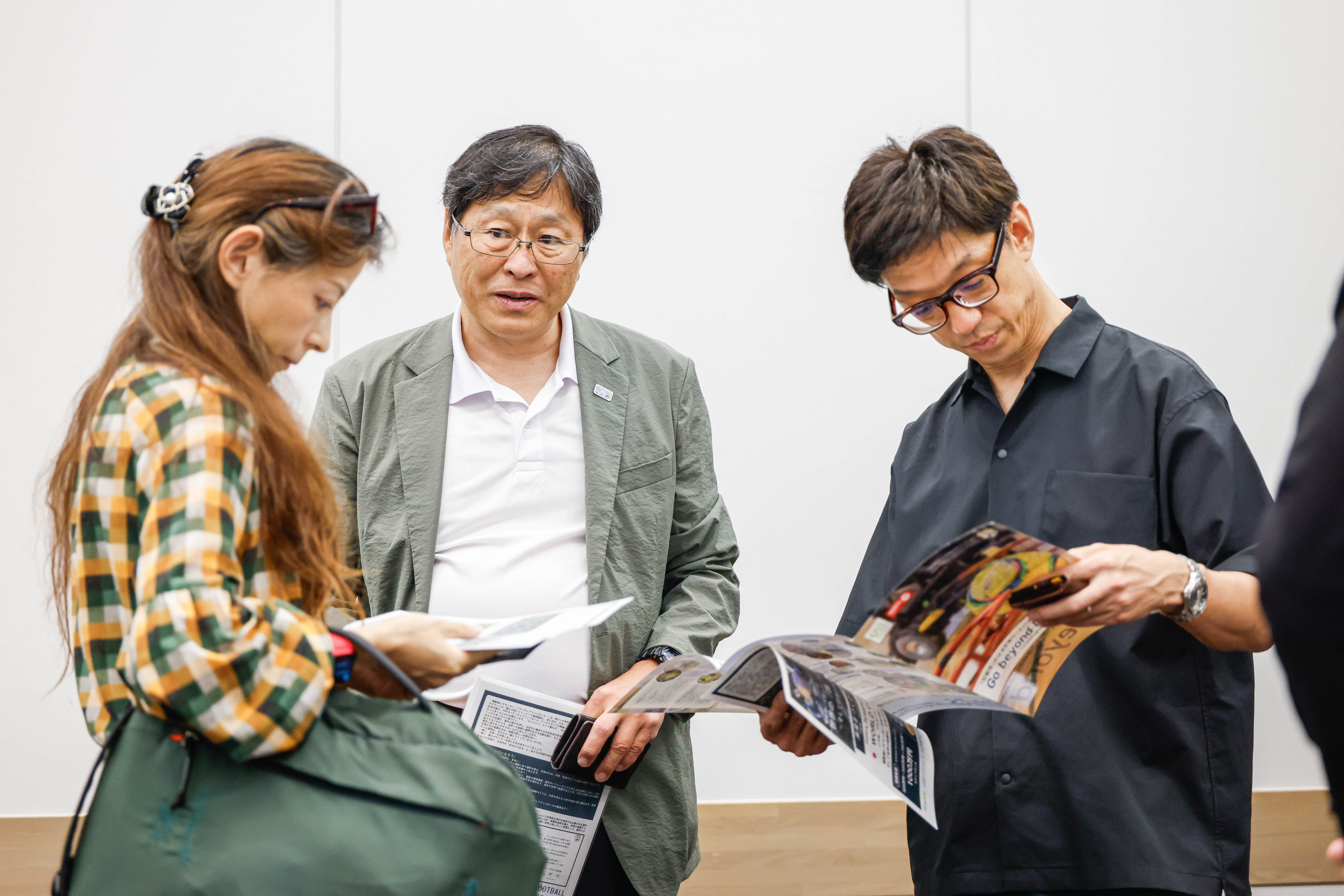 参加者が資料を見る様子