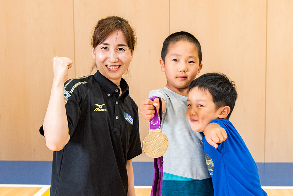 子どもたちがゴールボールに挑戦！絵てがみも描いて安達 阿記子選手に応援の気持ちを届けました