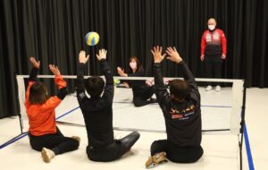 大林素子さんが華麗にアタック! 荻上チキ・Session&TEAM BEYOND「シッティングバレーの魅力を知る・わかる・体験する!」レポートの画像