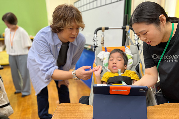 都立墨東特別支援学校　小学部児童・中学部生徒による作品制作の様子